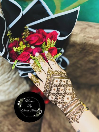 Modern & Minimalist Mehendi photo 14