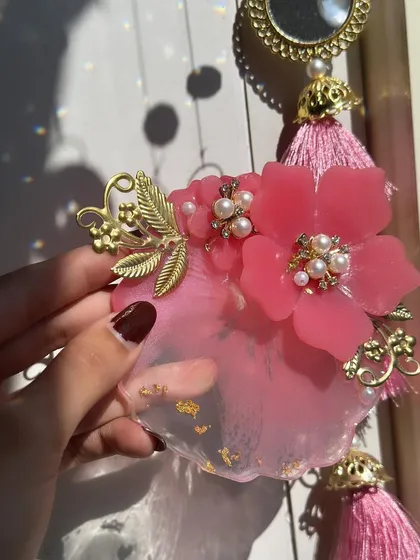 The sunlight catching these Milni plates is just magical. The translucent resin glows, highlighting the gold flakes and decorative elements inside.