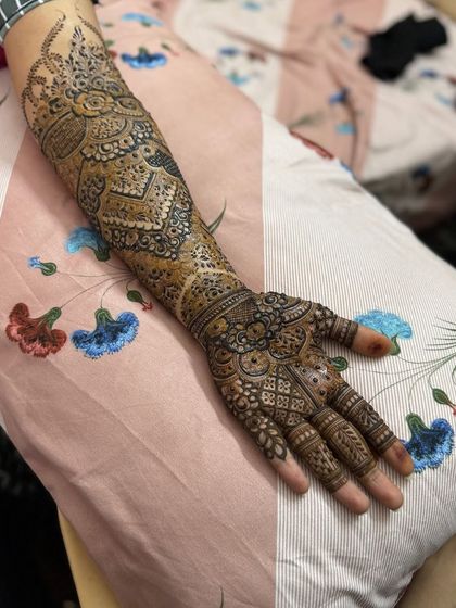 Another angle of this stunning engagement henna.