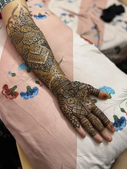 Another angle of this stunning engagement henna.