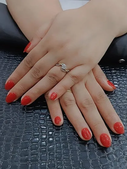 Sometimes, a single color is all you need. Here, I’ve applied a classic red gel polish for a vibrant, glossy, and chip-free finish that looks effortlessly chic. This service is quick, long-lasting, and always in style.