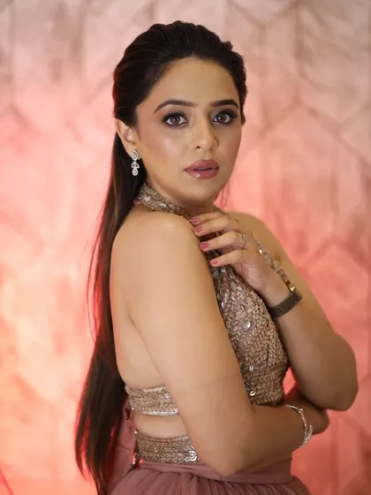 A powerful and confident pose. The makeup enhances her features and gives her a glamorous, red-carpet-ready look.