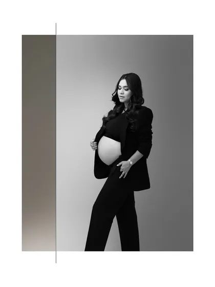 A game of light and shadows. This modern maternity portrait uses creative composition and monochrome tones to create a striking, high-end editorial feel.
