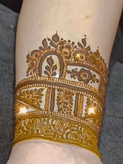 Another look at the beautiful and intricate wristband design. The details are so fine that it looks like a piece of jewelry has been drawn onto the skin.