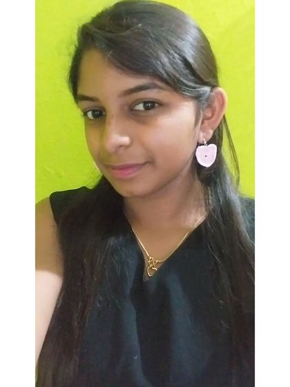 Simple and sweet, these light pink heart-shaped earrings are perfect for a soft, romantic look.