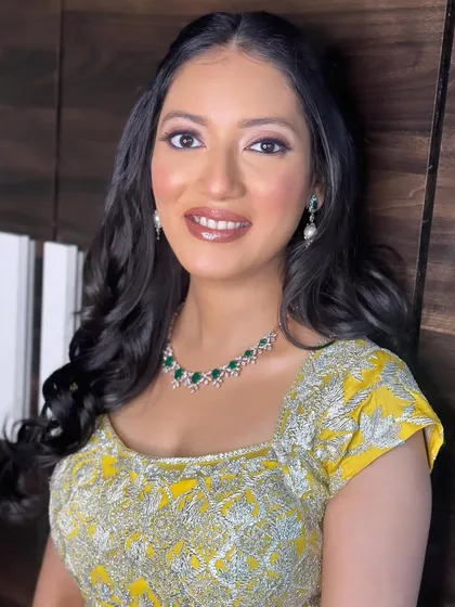 Riddhi's bright and happy smile says it all. The makeup is fresh, vibrant, and perfect for a daytime celebration.