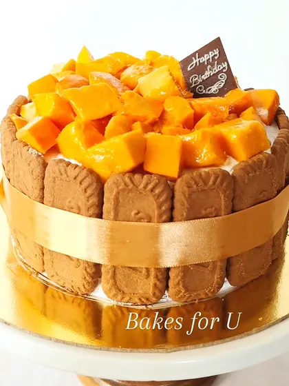 A delightful combination of seasonal mango and crunchy Biscoff. This cake is topped with fresh Alphonso mango chunks and surrounded by Biscoff biscuits.
