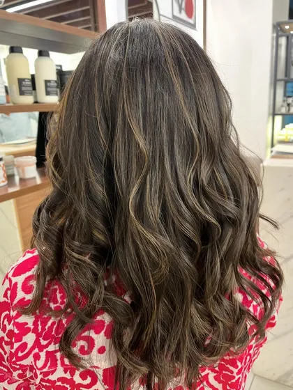 Another angle of the caramel highlights, showing how they are distributed throughout the hair for a balanced and beautiful result.