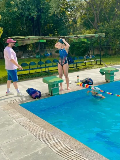 A moment of instruction by the poolside. Constant feedback and process-oriented coaching are key to building trust and achieving long-term benefits in the pool.