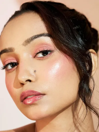 A final portrait of this beautiful pink-toned makeup. The skin looks plump and hydrated, with a glossy finish that feels very modern.