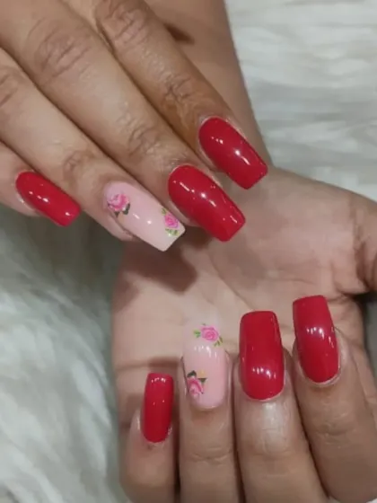 A classic combination of red and pink. This set features glossy red nails with accent nails showcasing beautifully hand-painted pink roses.