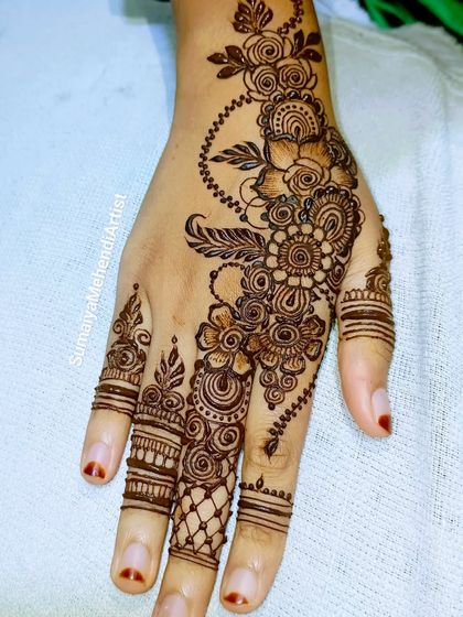 A simple and beautiful design with a floral bunch and detailed finger work.