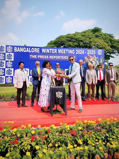 Ms. Seena Menon of The Bangalore Mirror presenting the Press Reporters Cup.