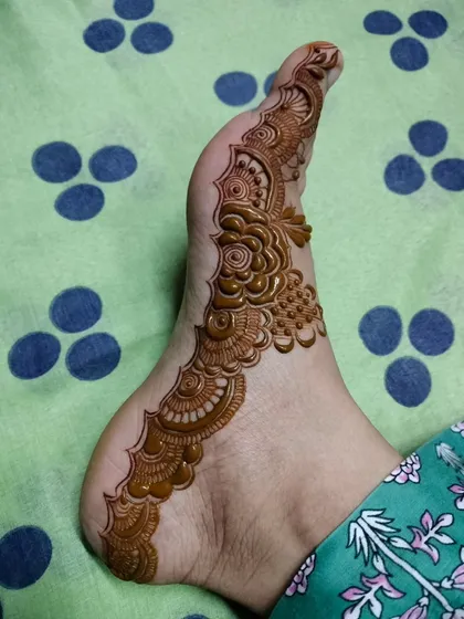 A simple and elegant design for the side of the foot, perfect for someone who wants a touch of henna without full coverage.