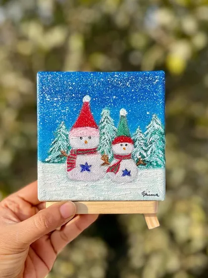 To get into the holiday spirit, I painted this cheerful snowman family. I used bright oil colors and added a sprinkle of white paint for the falling snow effect. It’s a small piece of Christmas joy, perfect for decorating a small space.