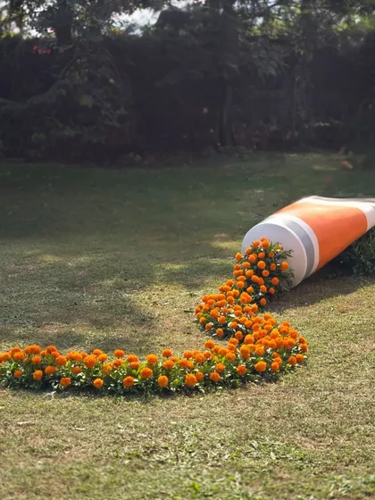 A playful and artistic installation of a giant paint tube spilling out a trail of fresh marigolds. This was a fun and thematic element for the 'Artistic Atelier' Haldi.