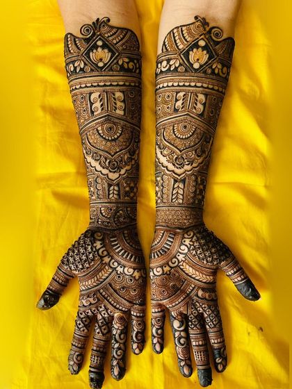 Lotus element bliss! This design features prominent lotus motifs at the top, symbolizing purity and beauty, making it a perfect choice for a bridal mehendi.