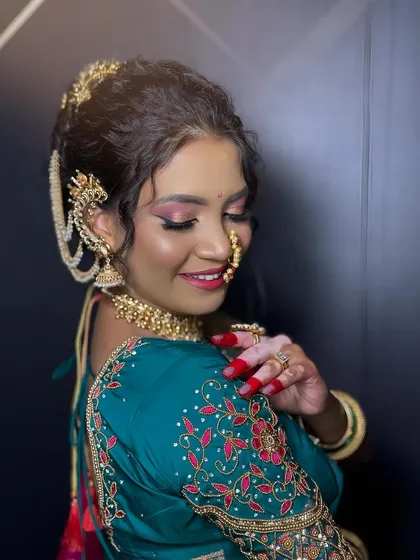 The beauty of a Maharashtrian bride. This look, on a model with vitiligo, shows the flawless finish and the beautiful combination of a teal saree with traditional gold jewellery.