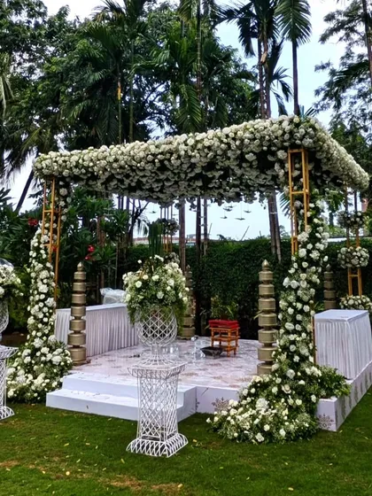 For me, the beauty of an outdoor wedding is in blending decor with nature. I constructed this serene mandap on a lush lawn, draping it in a canopy of white florals to create a sacred space that felt both elegant and organic.