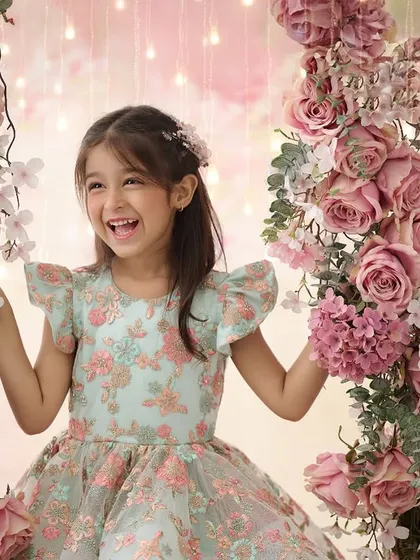 We love creating enchanting worlds for children to explore in our studio. The genuine laughter of this little girl on our custom-made floral swing shows how a whimsical setup can bring out the most natural and joyful expressions.