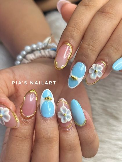 A gorgeous custom set with a sky blue base, 3D white flowers, and delicate gold chrome frames. A perfect example of combining different advanced techniques.