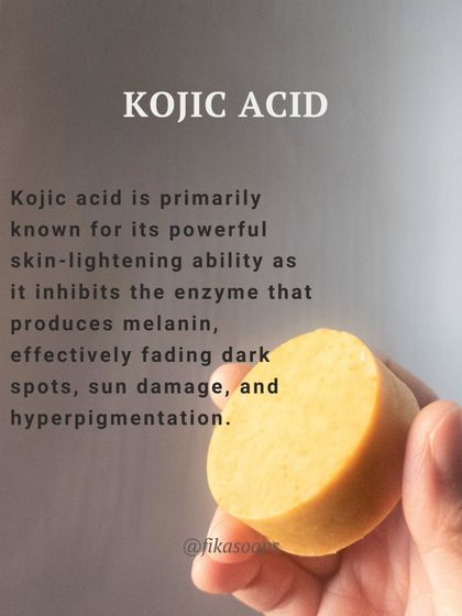 This is my Kojic Acid face soap, a solid bar designed to gently polish your complexion. Kojic acid is known for its powerful skin-lightening ability, helping to fade dark spots and sun damage.