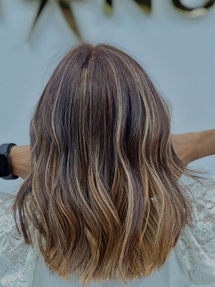 Soft beige blonde highlights paired with flowing layers. This look is pure hair perfection, creating a soft and luminous effect.