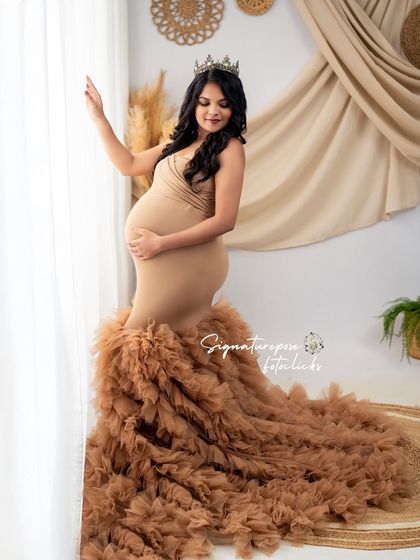 This is the same beautiful pose, capturing the soft light and the elegant silhouette of the mother-to-be.