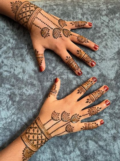 Another view of the child's Eid design, showing both hands.
