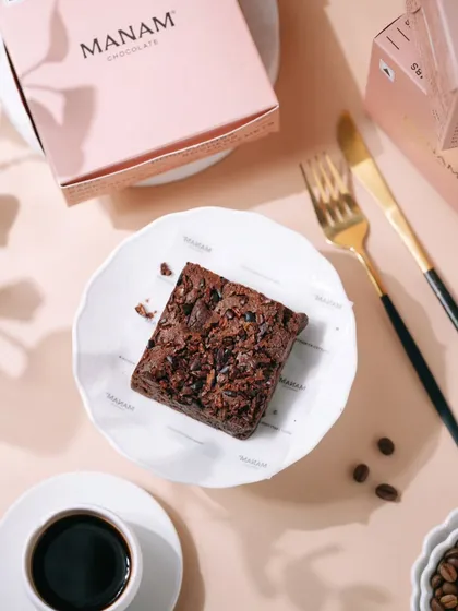 Another angle from our brownie shoot, this time showing the product packaging. This type of shot is crucial for brands as it connects the delicious product with their brand identity.