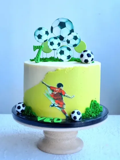 A dynamic football-themed cake using a fault line design and printed edible images. I also teach how to create the grass texture with buttercream and make 3D fondant footballs.