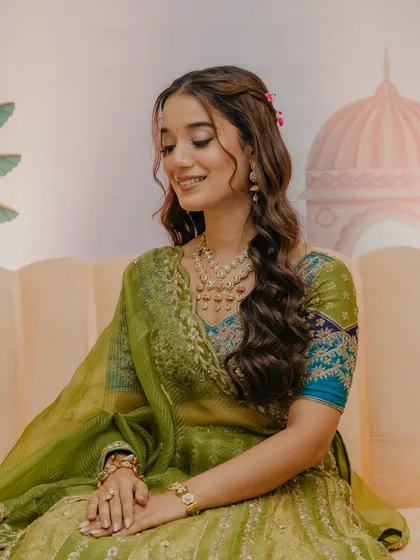 Open hair, floral flair, and mehendi magic. A soft, dreamy look for a beautiful mehendi ceremony.