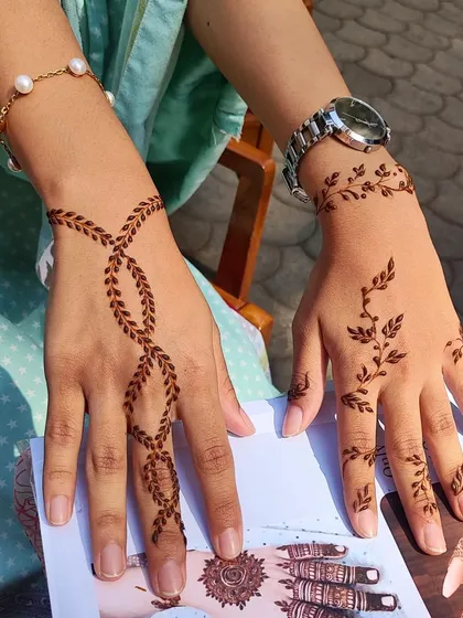 A very light and delicate leafy vine design, perfect for someone trying henna for the first time.