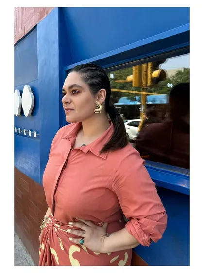 On set for a campaign with Dorabi, a conscious fashion label. As a curvy model, I love working with brands that champion sustainability and inclusive sizing.