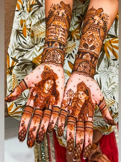A divine pair, this design features portraits of Lord Krishna and Goddess Lakshmi across both palms.