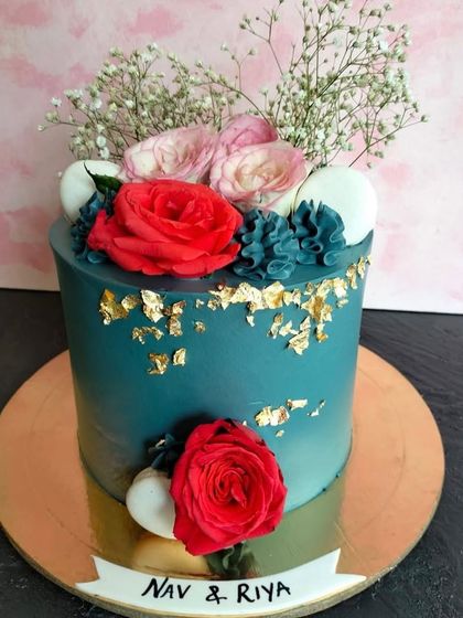 Elegant Celebrations: Floral & Minimalist Cakes photo 8
