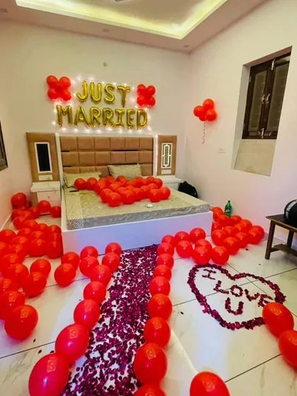 Welcome the newlyweds home to a room filled with love. This "Just Married" first-night decoration uses bold red balloons to create a fun and celebratory atmosphere, with a rose petal pathway and an "I LOVE U" message for that extra romantic touch.