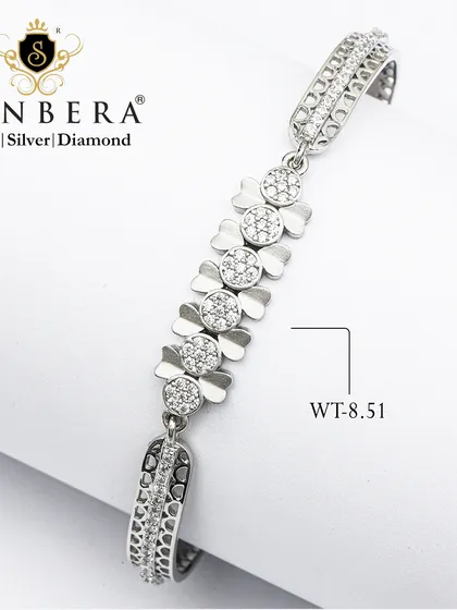 This silver bracelet is designed with a series of sparkling, clover-like charms. At 8.51 grams, it's a piece that radiates class and confidence.