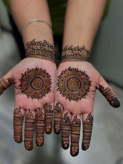 A clear, top-down view of the simple mandala mehendi. The symmetry and clean lines make this design incredibly satisfying and beautiful.