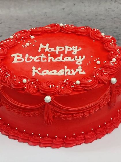 A princely vintage cake in a bold red color. The intricate white piping and pearl details give it a royal and classic feel.