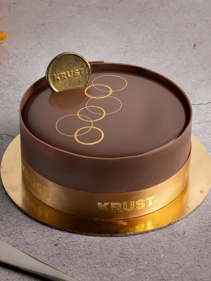 Our elegant Belgium chocolate truffle cake is a true showstopper. With its glossy mirror glaze and rich, decadent layers, it's the perfect gourmet cake for birthdays, anniversaries, or any grand celebration.