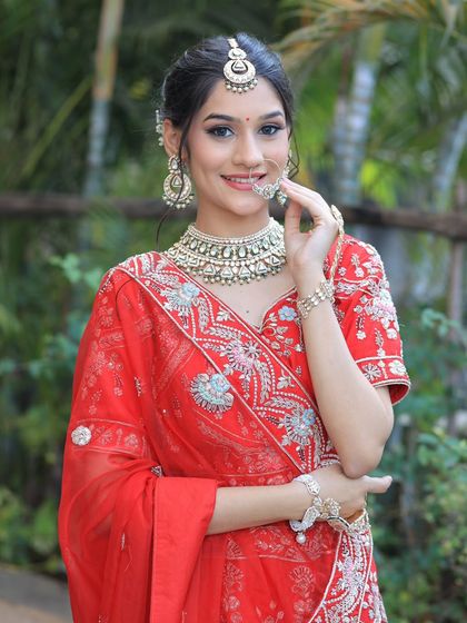 A complete bridal look featuring a heavy, gold-plated Kundan necklace, haath phool, and maang tikka, all available for rent.