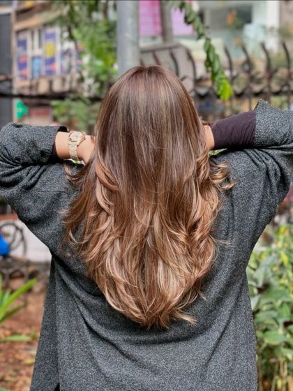 Neutralizing unwanted tones for the perfect blonde. This look showcases our skill in color correction, resulting in a beautifully balanced and neutral blonde balayage.