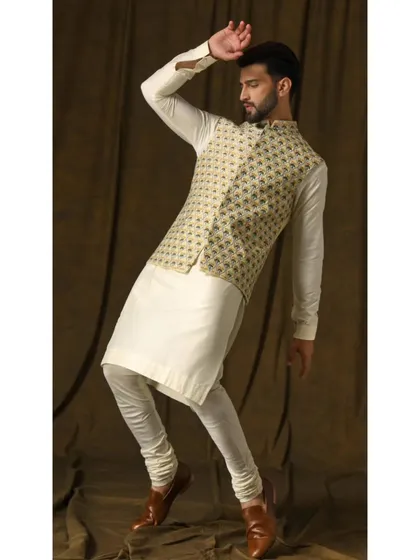 A dynamic pose in the Lemon Bandi set, showing how this ensemble allows for comfort and movement while maintaining a sharp, stylish look.