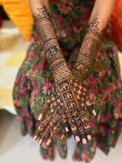 This design features a grid of elephants, a unique and modern take on a traditional motif, perfect for a contemporary bride.