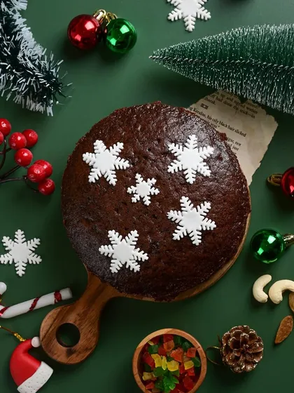 A closer look at our eggless Christmas plum cake, decorated with delicate sugar snowflakes. It’s a simple, elegant, and delicious way to celebrate.