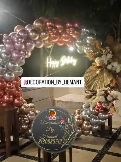 If you prefer a more contemporary or boho-chic style, I can create setups like this one. It combines a metallic balloon arch in rose gold and silver with elegant dried floral arrangements for a sophisticated birthday or anniversary party.