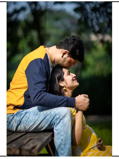 A tender forehead kiss is a simple gesture that speaks volumes. I focus on capturing these small, emotional details.