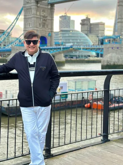 A confident pose on the boardwalk, with the Tower Bridge creating a perfect frame.