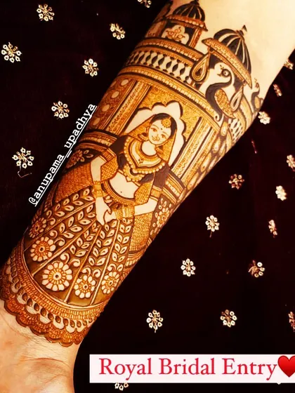 A royal bridal entry captured in henna. This design features a bride in a doli, surrounded by palace architecture and auspicious symbols, creating a majestic and timeless feel.